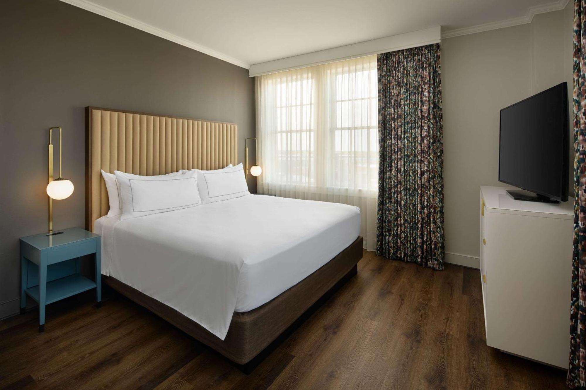 Corner King Room Lake View