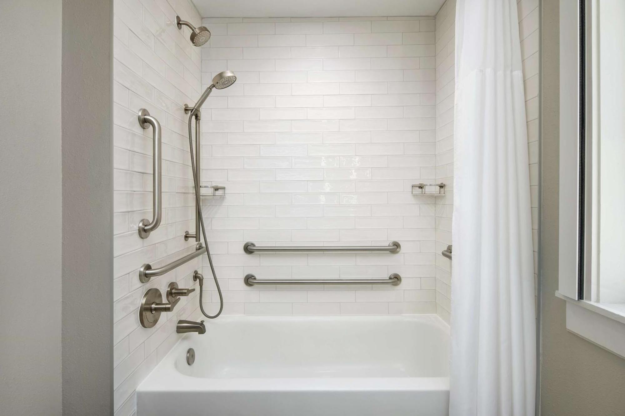 Queen Room Accessible Tub